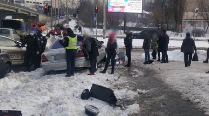 Скрываясь от копов на "Мерсе", парень "под кайфом" врезался в авто и сбил двух человек в Киеве