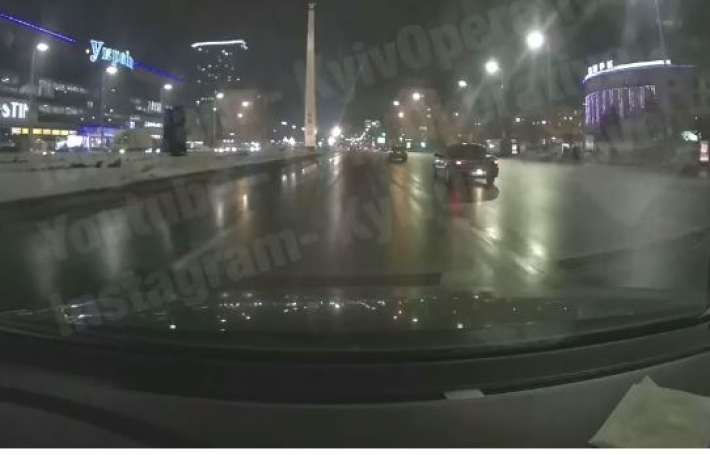 В Киеве "бонус" от коммунальщиков на дороге едва не привел к серьезному ДТП: видео