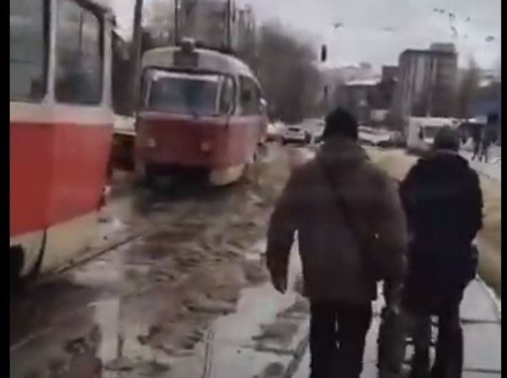 В Киеве "герой парковки" заблокировал движение трамваев и "прославился": видео