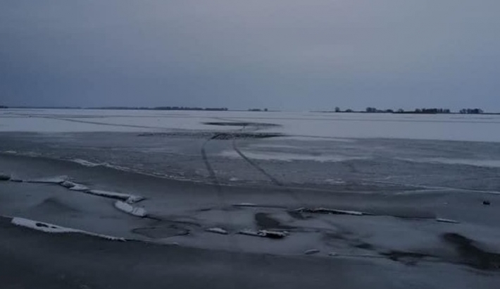 В Запорожской области под лед провалился автомобиль с людьми (фото)