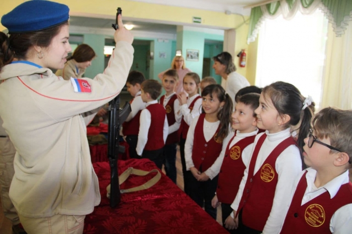 В оккупированном Крыму детей "вербуют" в "боевые отряды" Путина: печальные фото