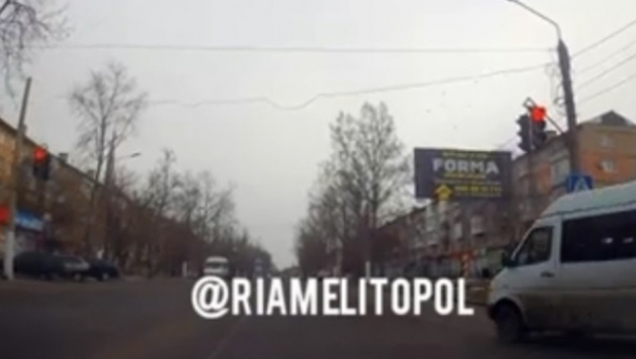 В Мелитополе маршрутчик едва не задавил пешехода (видео)