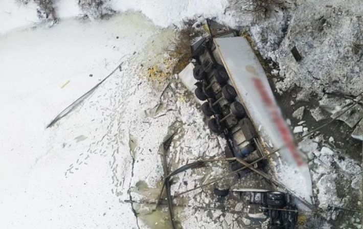В Черниговской области грузовик упал в реку (видео)