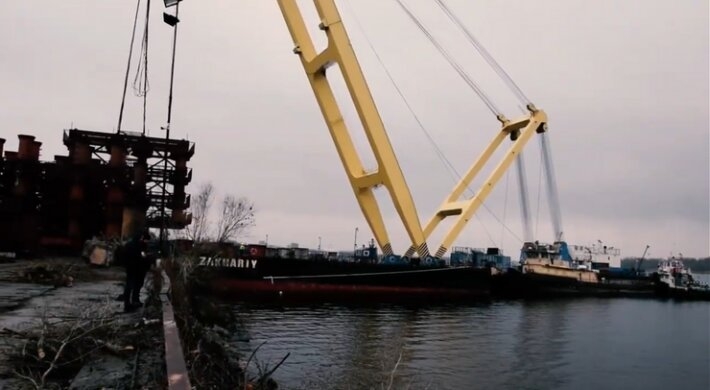 В Запорожье уже установили временные опоры вантового моста (фото, видео)