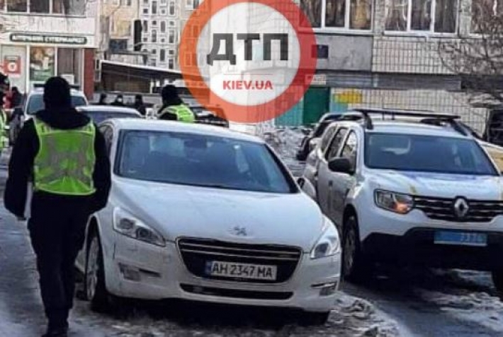 В Киеве в машине обнаружили взрывчатку - на место срочно вызвали взрывотехников: фото