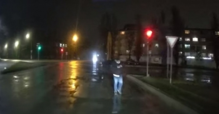 По дороге в темноте, с телефоном - в Мелитополе по улицам бродят самоубийцы (видео)