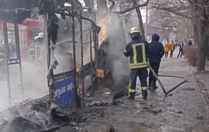 В Запорожье дотла сгорела остановка (фото)