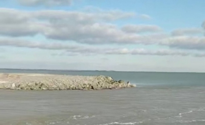 Вода из Молочного лимана хлынула потоком в Азовское море (видео)