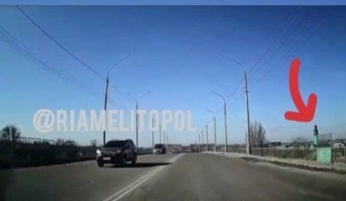 В Мелитополе с моста сняли неадекватную женщину (видео)