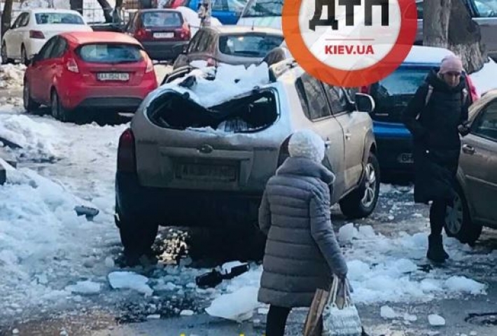 В Киеве огромные сосульки уродуют авто: в сети делятся фото
