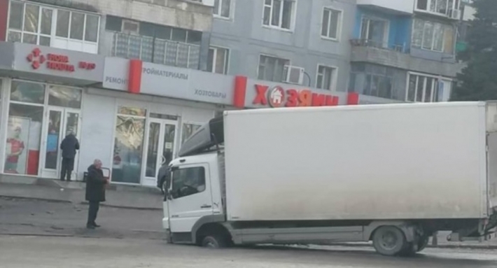 В Запорожье автомобиль "Новой почты" провалился в яму (фото)