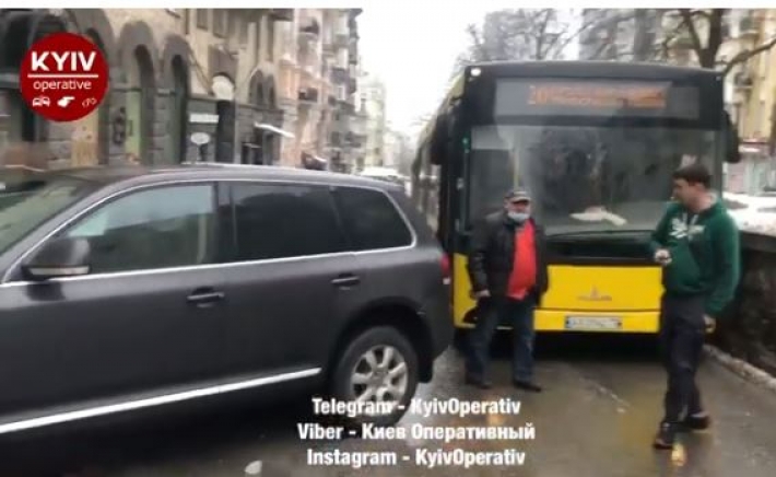 В Киеве водитель отметился "феерической" парковкой и заблокировал движение автобусов: видео