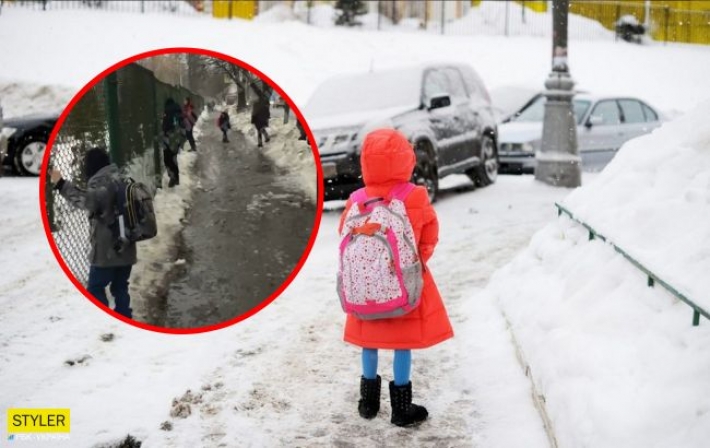 В Киеве дети вынуждены добираться в школу "по забору" (видео)