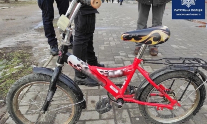 В Запорожье из подъезда украли детский велосипед