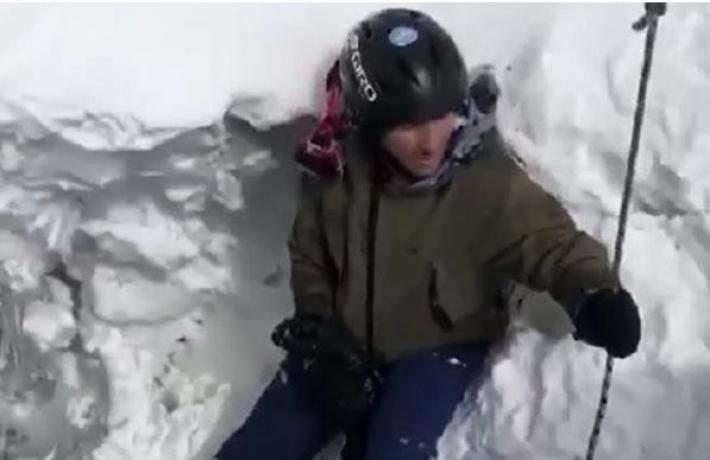 На Эльбрусе сноубордисты повисли над пропастью (видео)