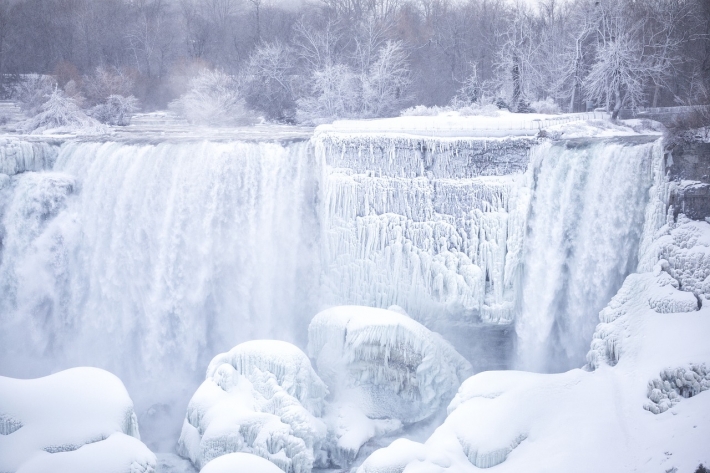 Ниагарский водопад покрылся льдом: кадры невероятного пейзажа