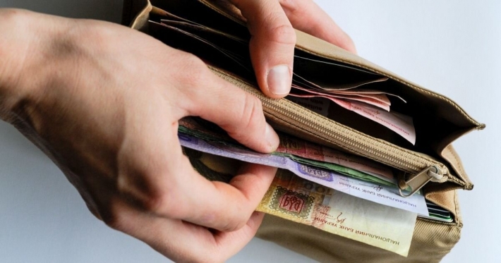 Украинцам за задержку выплат должна начисляться компенсация — Зеленский подписал закон