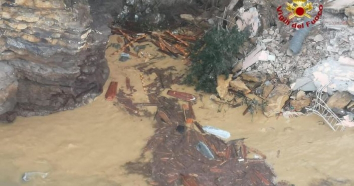 В Италии произошел жуткий обвал земли на кладбище: 200 гробов смыло в море (фото, видео)