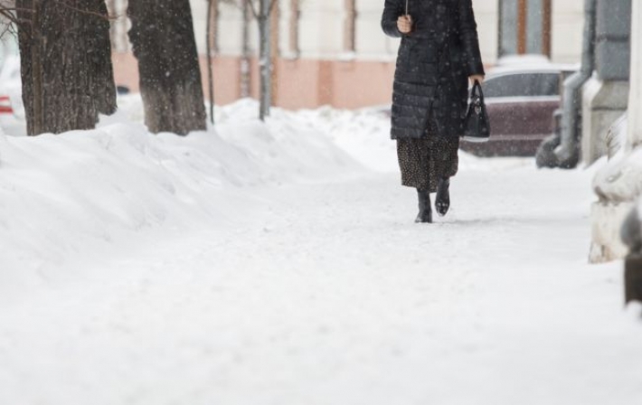 Появилось видео, как в Киеве на женщину упала глыба льда