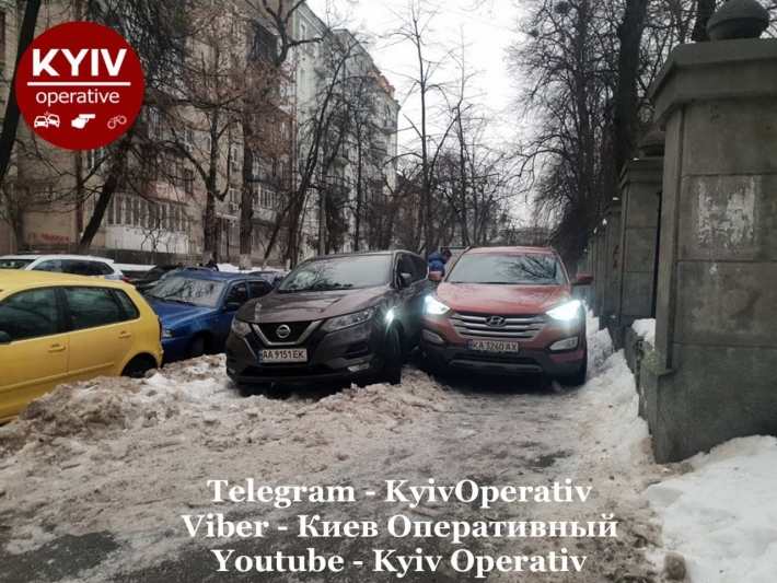 В Киеве автохам устроил ДТП с "героем парковки" прямо на тротуаре: фото