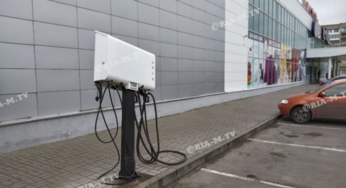 В Мелитополе неизвестные сломали зарядную станцию для электромобилей (фото)