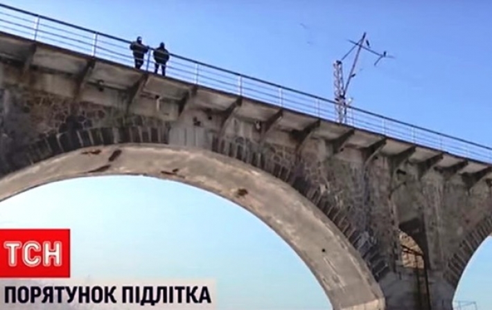 На Житомирщине юноша после ссоры с девушкой прыгнул с 30-метрового моста (видео)