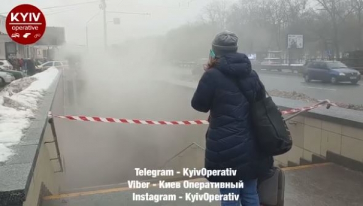 В Киеве затопило кипятком подземный переход, все вокруг окутал пар: видео