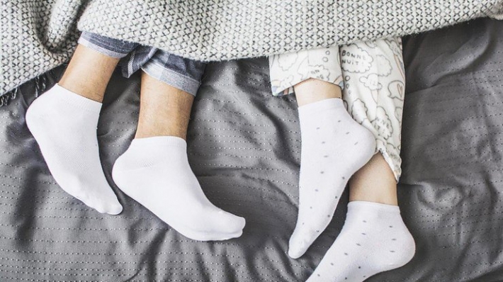Почему опасно спать в носках