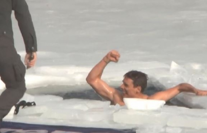 Рекорд Гиннеса: чех проплыл 81 метр подо льдом (видео)