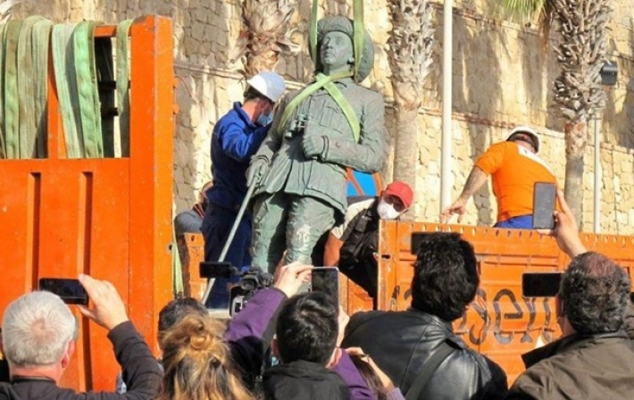 В Испании демонтировали последний памятник Франко (видео)