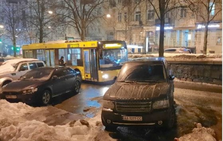 В Киеве автохам на Range Rover нагло заблокировал движение в центре