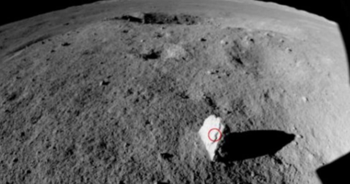 На Луне китайцы обнаружили странный монолит: фото загадочного объекта