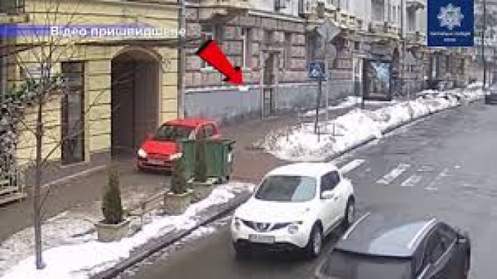 В Киеве водитель оставил автомобиль в опасной зоне и был наказан, видео