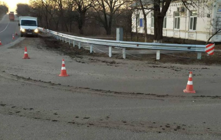 На запорожских трассах устанавливают барьерные ограждения (фото)