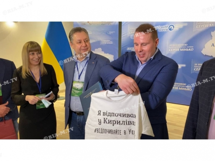 Нардеп Сергей Минько будет носить нестандартную футболку – подарок от коллеги по ВР Украины (фото, видео)