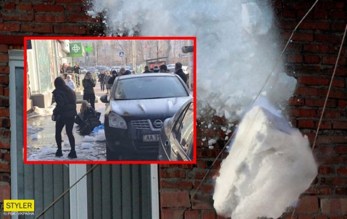 В центре Киева на девушку упала огромная глыба льда: ее пытаются спасти пешеходы (фото)