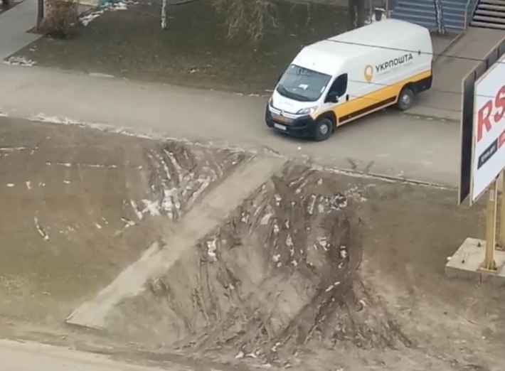 В Запорожье автомобиль "Укрпочты" постоянно проезжает по зелёной зоне (видео)