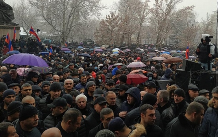 В Ереване вспыхнули протесты, возводятся баррикады (видео)