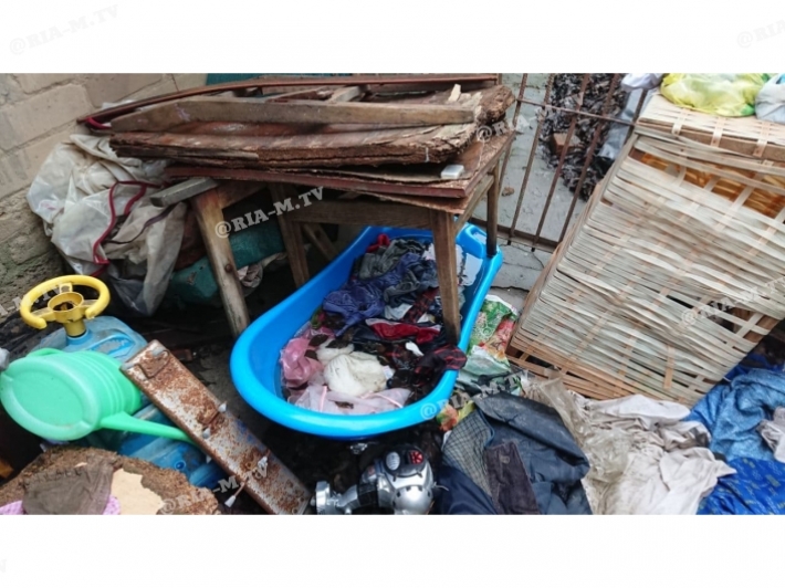 В Мелитополе многодетный отец, которому помогал весь город, превратил съемное жилье в помойку (фото, видео)