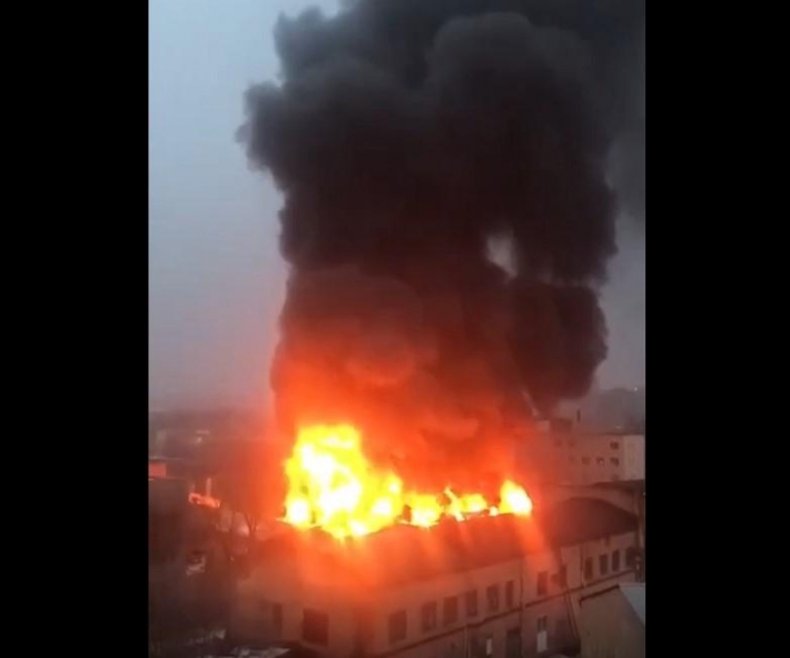 В Харькове на территории завода полыхает здание, огнем охвачено несколько тысяч метров (Видео)