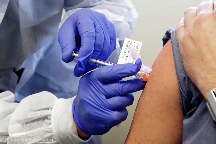 В Мелитополь вакцину от коронавируса еще не передали – кого привьют первым