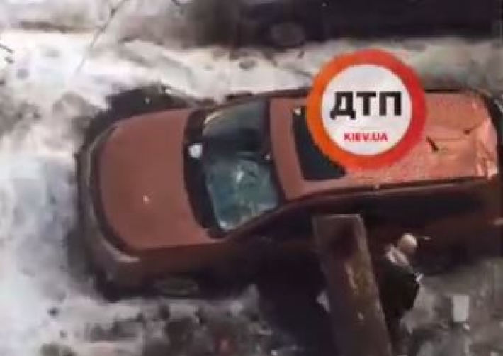 В Киеве ледяная глыба разгромила припаркованное у дома авто: видео