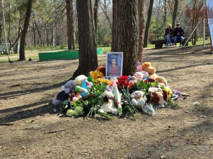 В Запорожье отец погибшей в парке 8-летней девочки организовывает митинг