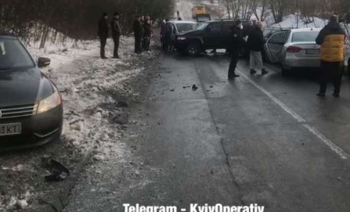 Под Киевом сразу шесть авто попали в серьезное ДТП - дорогу перекрыли: видео