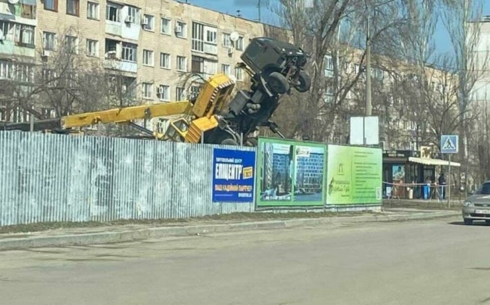 В Запорожье на стройке упал автокран (фото)