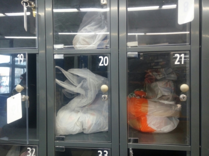 Курьезы. В Запорожской области в камере хранения супермаркета закрыли собак (фото)