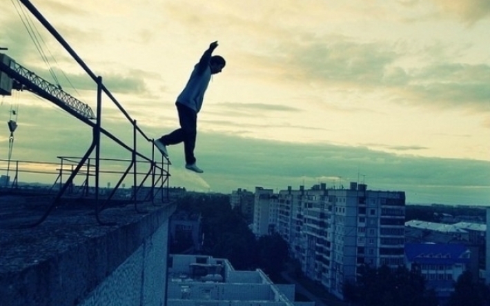 В Запорожье мужчина пытался покончить собой, спрыгнув с крыши (видео)