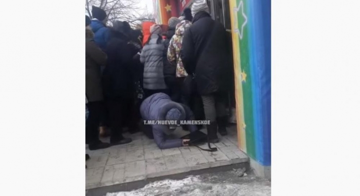 Битва за ношеную одежду: под Днепром толпа едва не затоптала пожилую женщину (Видео)