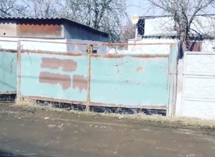 Под Днепром мужчина три месяца жил с телом умершего брата: видео