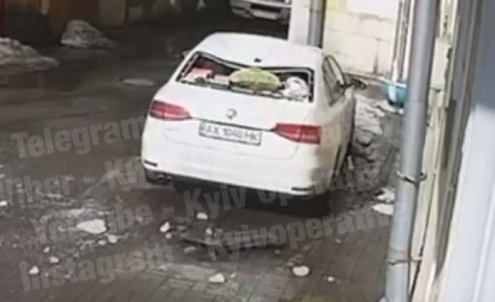 В Киеве упавшая с крыши глыба льда растрощила автомобиль: видео